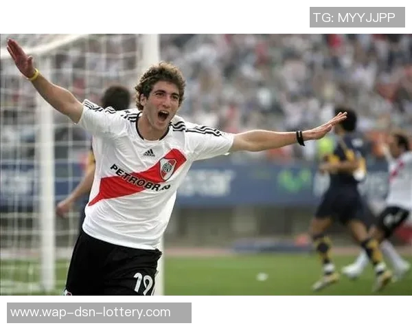 足球罗的传奇之路从青涩少年到世界巨星的成长故事